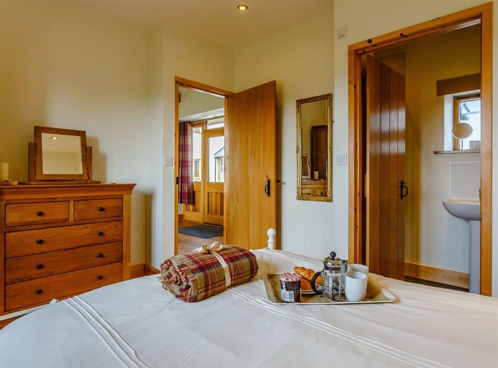 Comfortable en-suite double bedroom at Threshing, 