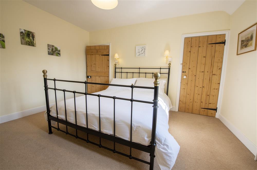 Bedroom with a king-size bed (photo 4) at Harwood Cottage, Hovingham