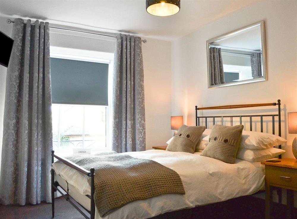 En suite master bedroom with double bed at Havelock Cottage in Windermere, Cumbria