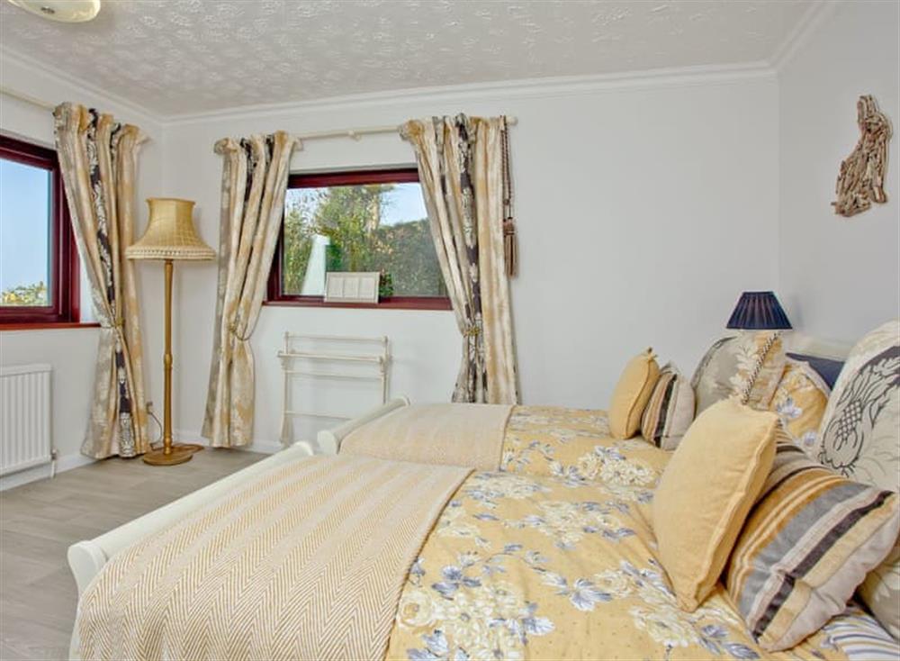 Delightful twin bedroom at Hawks Ridge in Downderry, Cornwall