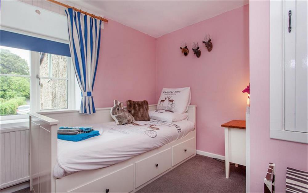 The third bedroom, with trundle bed available underneath. at Hawthorn Cottage in Slapton
