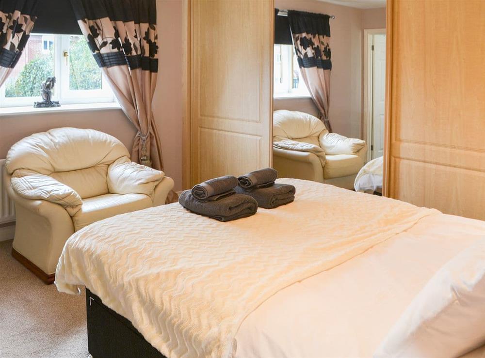 Well-proportioned en-suite master bedroom at Hawthorne House in Amble, near Warkworth, Northumberland