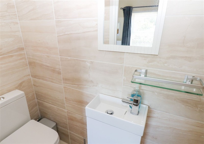 The bathroom at Hawthorns, Scurlage