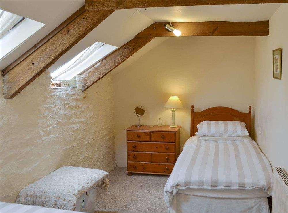 Good-sized twin bedroom at Haybarn in Fowey, Cornwall