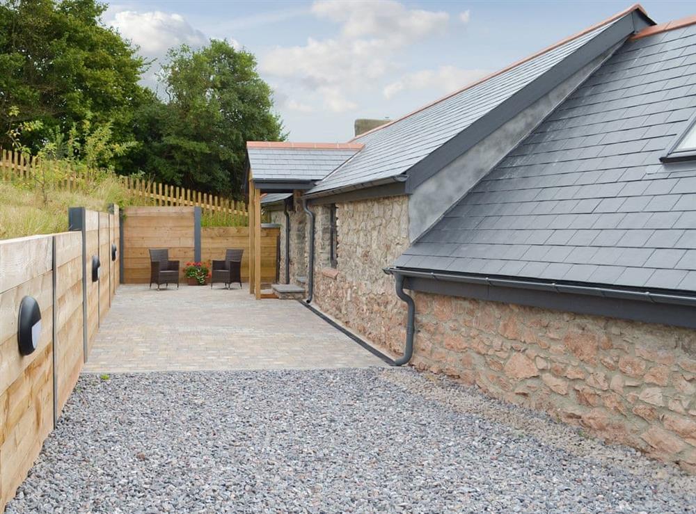 Paved and gravelled outdoor spaces at Scrumpy Barn, 