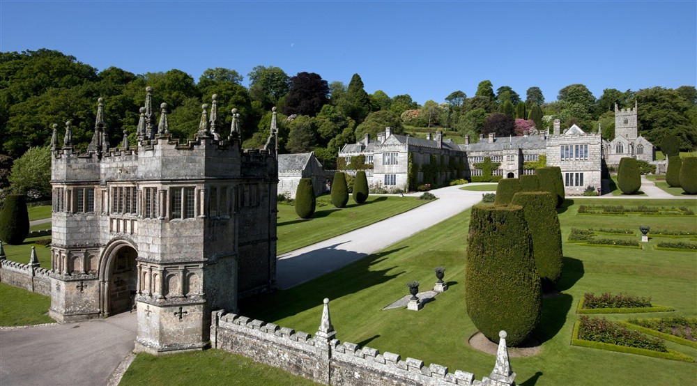 The gatehouse with the drive leading to the house beyond at Hayrick in Lanteglos-by-fowey, Cornwall