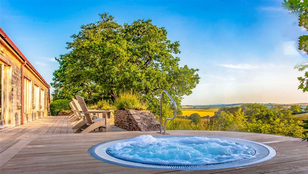 The shared hot tub with views of the Dartmoor National Park at Haytor Cottage, Dartmouth