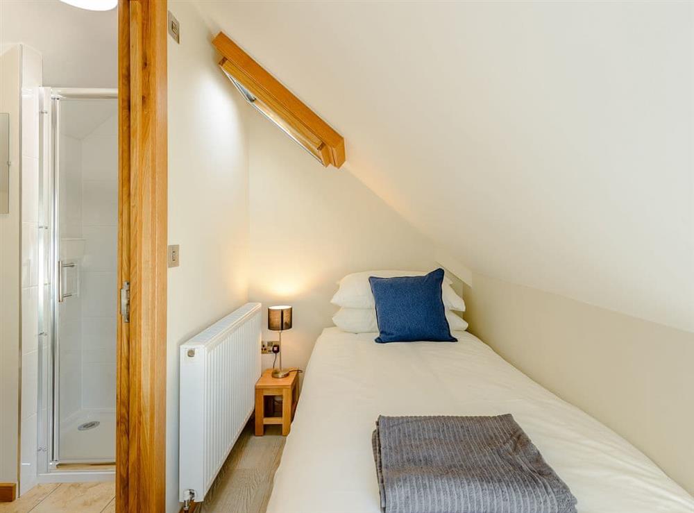 Light and airy twin bedroom with en-suite shower room (photo 3) at Buttercup Cottage, 