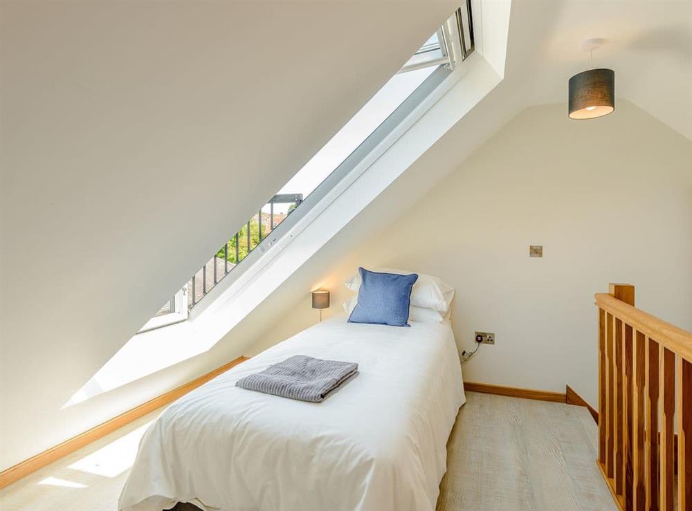Light and airy twin bedroom with en-suite shower room at Buttercup Cottage, 