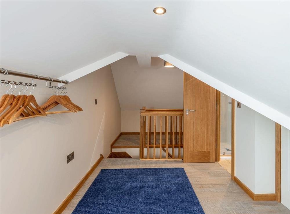 Spacious twin bedroom with en-suite shower room (photo 2) at Dogwood Cottage, 