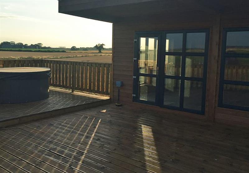 Lodge with a hot tub at Head Fen Country Retreat in Ely, Cambridge