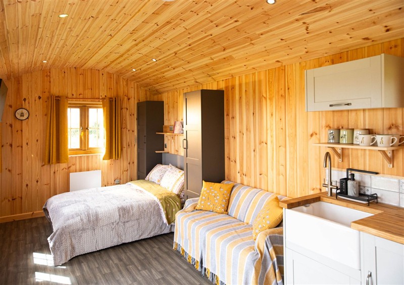 A bedroom in Head For the Hills Glamping - Skylark Shepherd's Hut at Head For the Hills Glamping - Skylark Shepherds Hut, Llandeilo