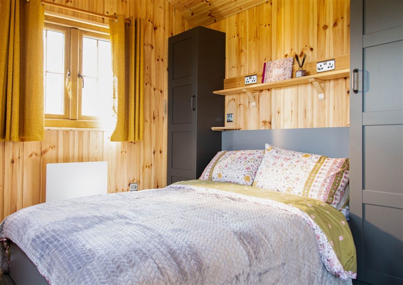 This is a bedroom at Head For the Hills Glamping - Skylark Shepherds Hut, Llandeilo