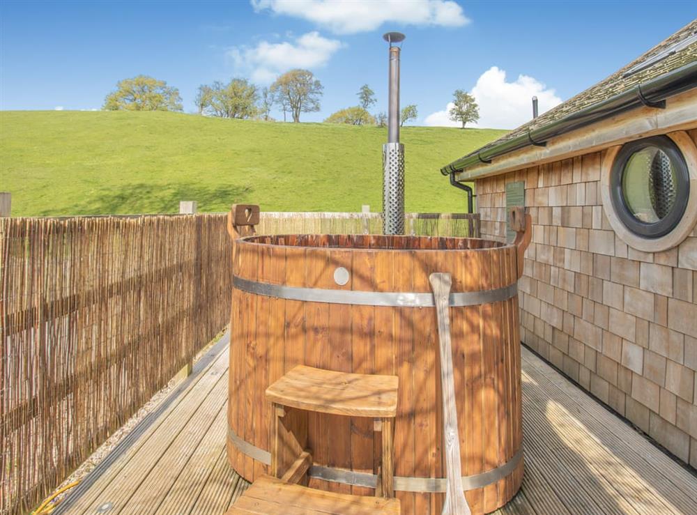 Hot tub at Heartwood Treehouse in Llangyniew, Powys
