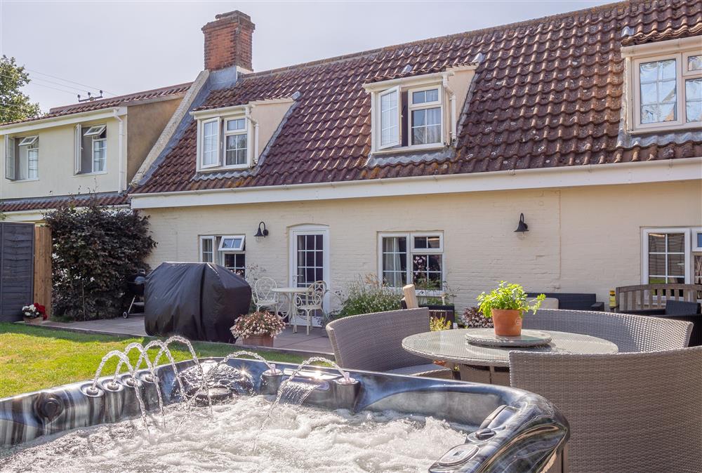 Relax in the delux hot tub at Heath Cottage, Mattishall