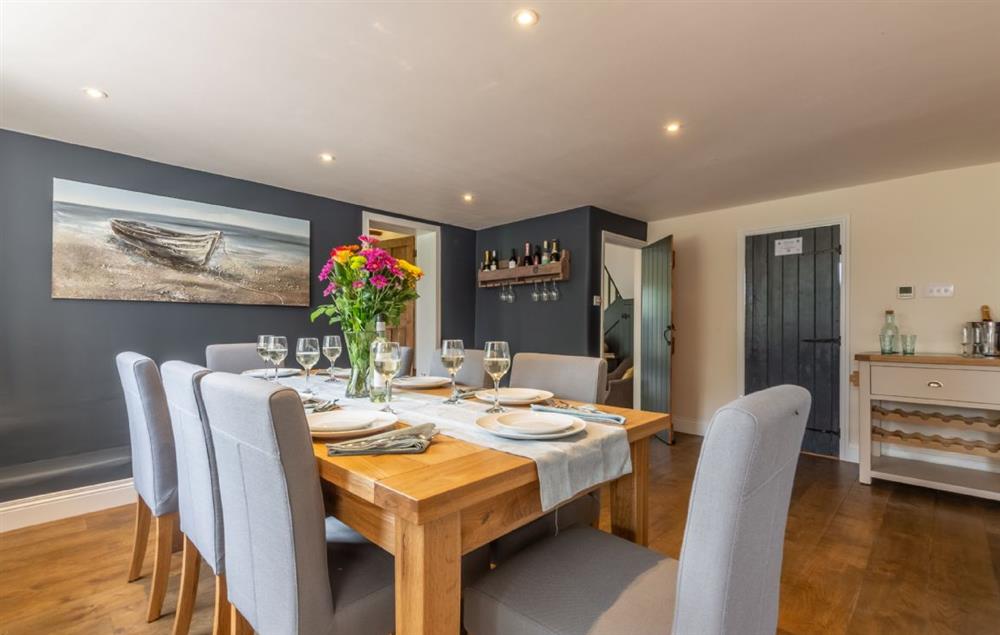 Stunning dining table seating eight guests at Heath Cottage, Mattishall