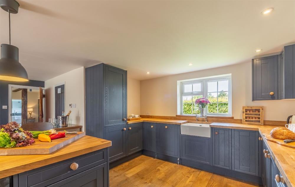 Stunning modern and fully equipped kitchen with island at Heath Cottage, Mattishall