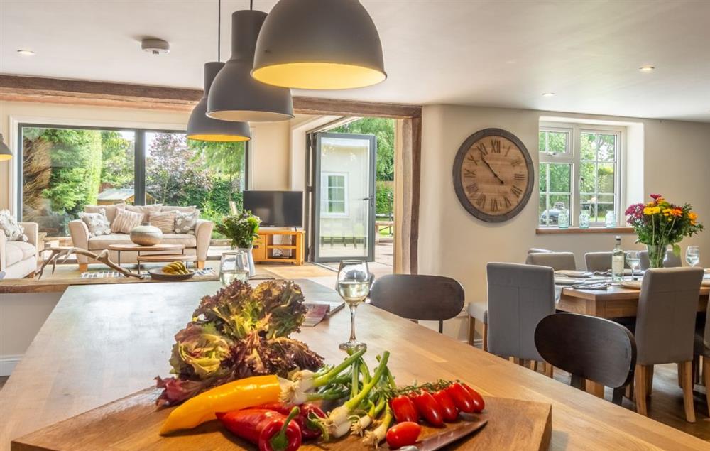 The fully equipped kitchen and large open plan dining room at Heath Cottage, Mattishall