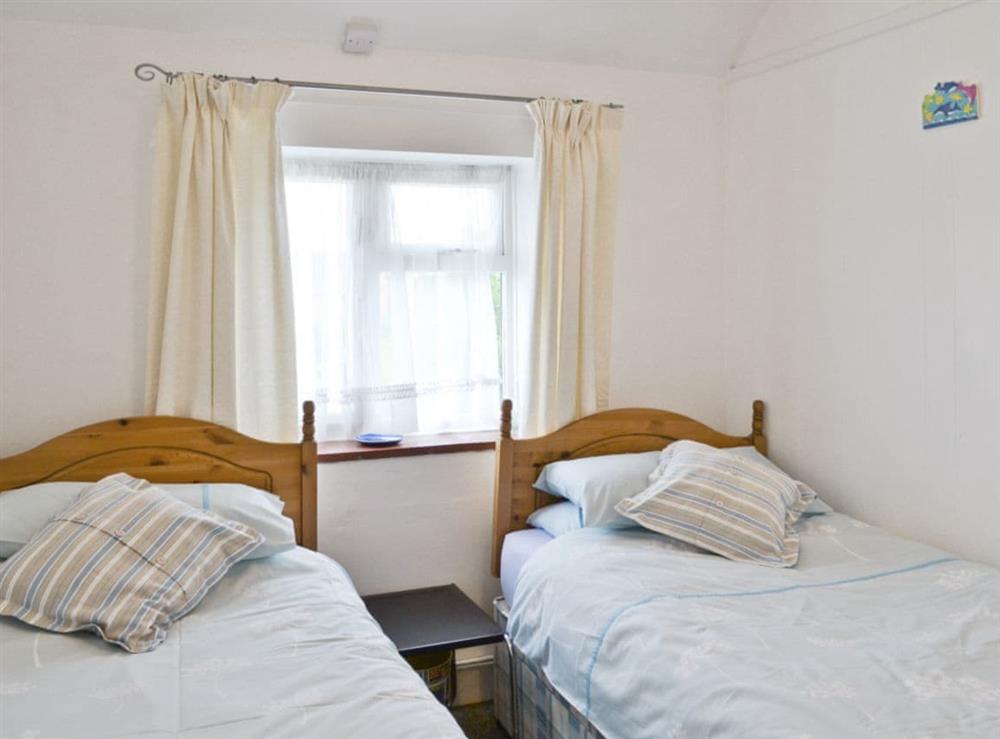 Twin bedroom at Heath View Cottage in Westleton, Suffolk