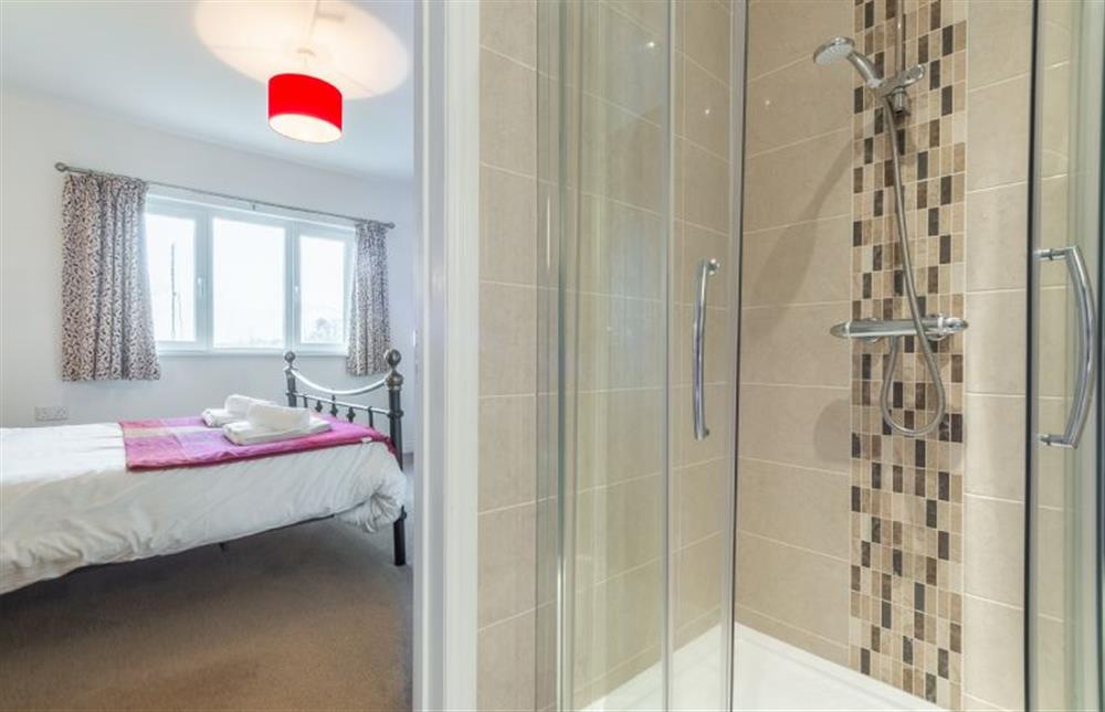 Bedroom two en-suite with shower, wash basin and WC (photo 2) at Heatherbank, St Agnes