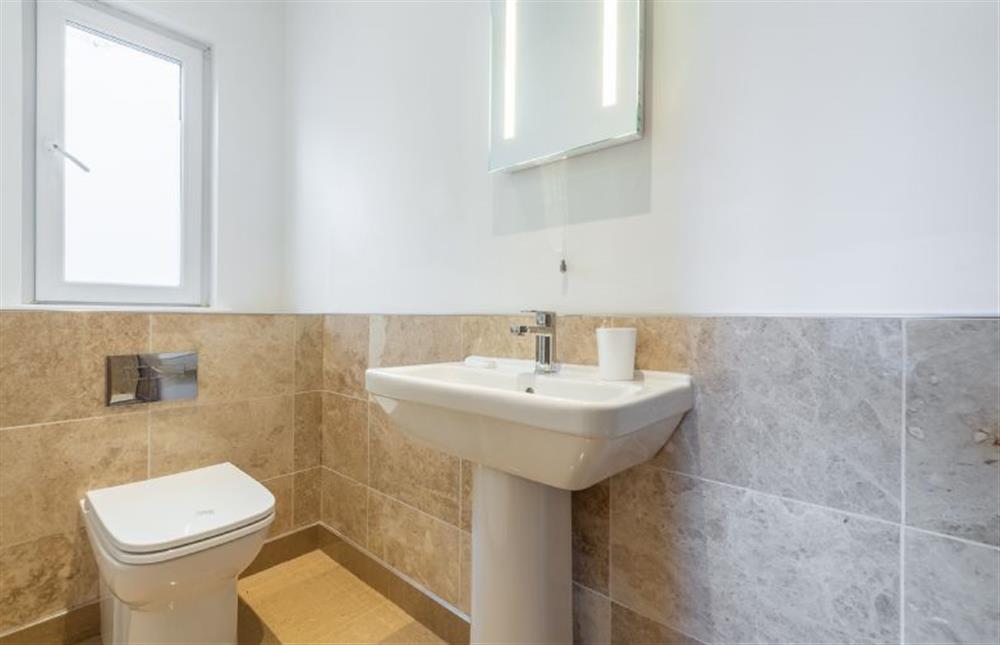 Master bedroom en-suite with shower, wash basin and WC at Heatherbank, St Agnes