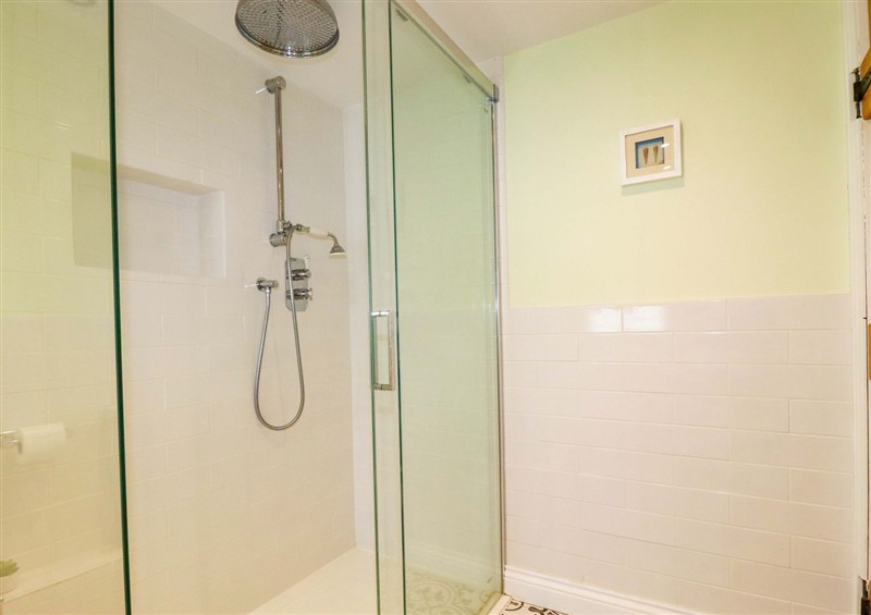 The bathroom at Heatherlea Cottage, Polgooth