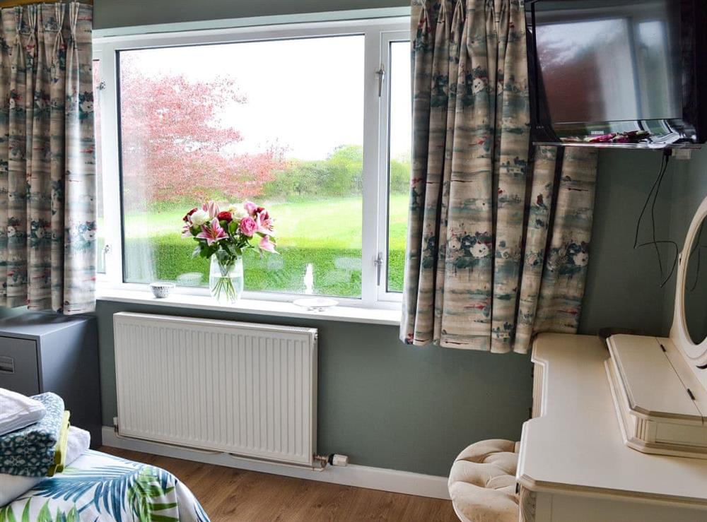 Double bedroom with TV at Heatherstone in Illogan, near Redruth, Cornwall