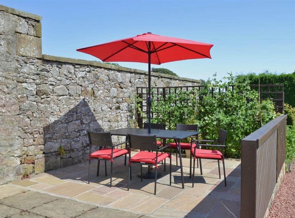 Sitting-out-area at Heckley Cottage in Alnwick, Northumberland