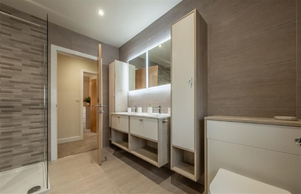 ... and twin vanity unit at Hedgerows, Burnham Market near Kings Lynn