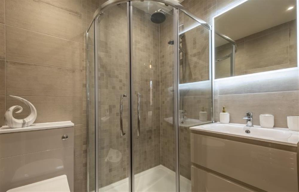 En-suite to bedroom two (photo 2) at Hedgerows, Burnham Market near Kings Lynn