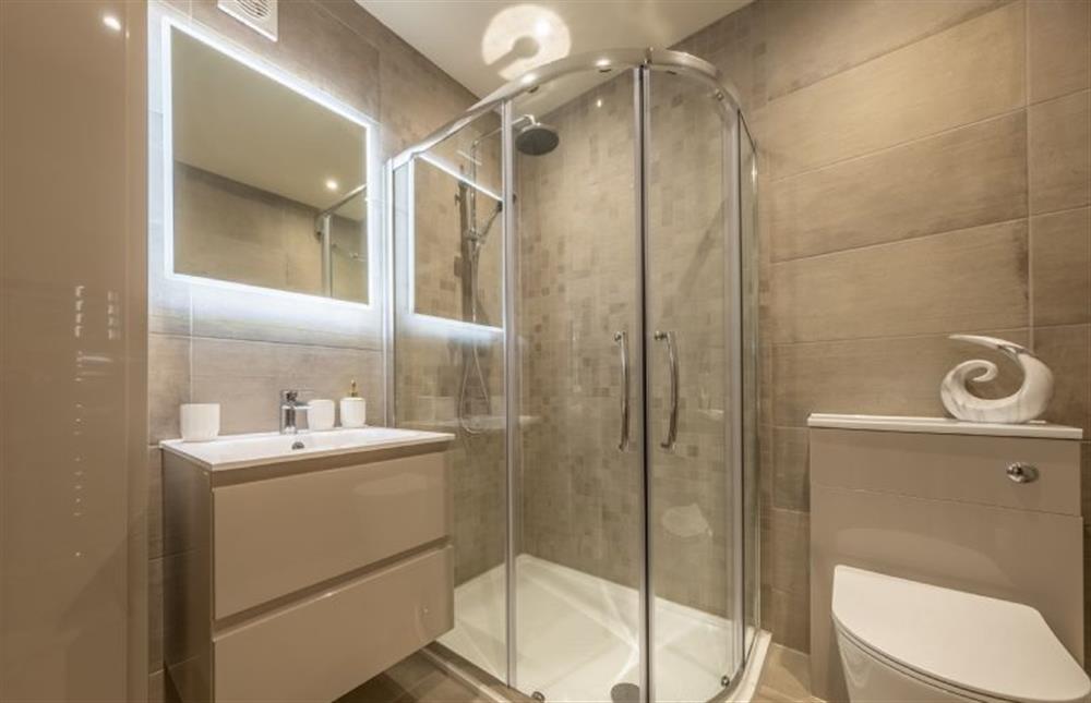 En-suite to the master bedroom (photo 2) at Hedgerows, Burnham Market near Kings Lynn