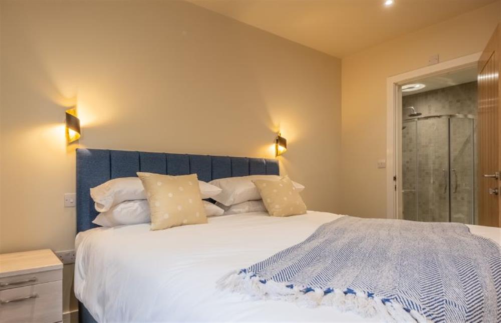 Master bedroom with en-suite shower room (photo 2) at Hedgerows, Burnham Market near Kings Lynn