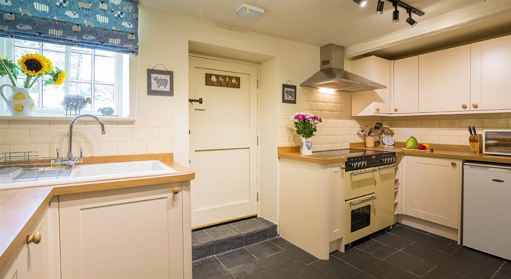 Kitchen (photo 2) at Hen Dy in Beddgelert, Gwynedd