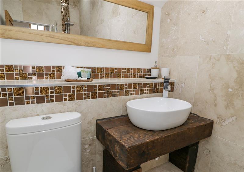 The bathroom at Hen Dy Craig Yr Ronwy, Capel Celyn near Bala