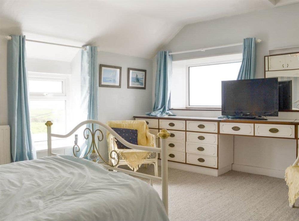 Additional storage and dressing table in double bedroom at Hen Ysgol in Llanfaethlu, Anglesey., Gwynedd