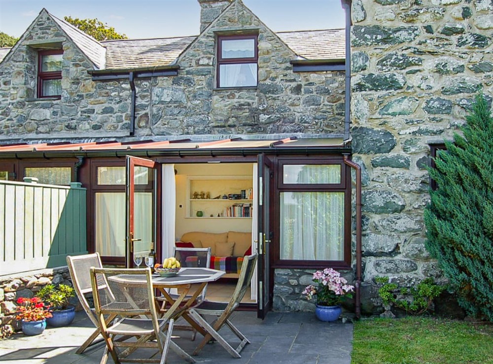 Garden at Henborth Mawr Period Cottage in Barmouth, Gwynedd