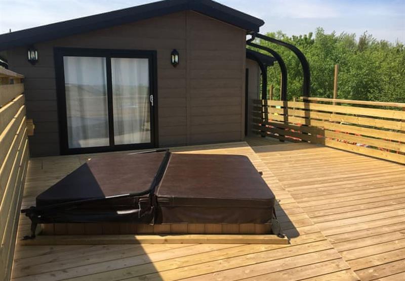 The outdoor hot tub in the Roe Deer Lodge at Henfields Country Retreat in Cannington, South West