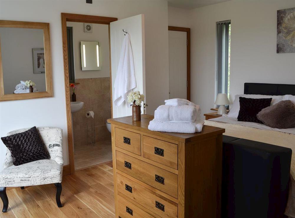 Double bedroom with en-suite at Henry Oscar House in Winchelsea, near Rye, Sussex, East Sussex