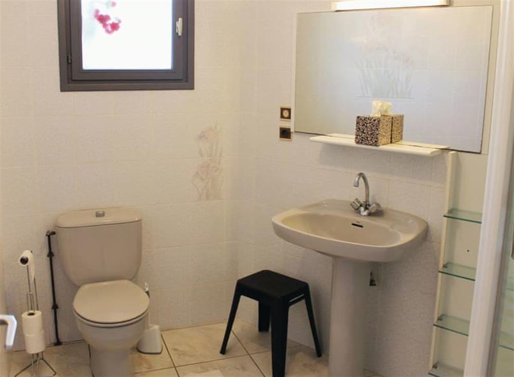 Bathroom (photo 2) at Hent Lestrizivit in Fouesnant, Finistère, France