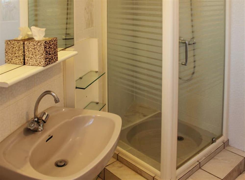 Bathroom (photo 3) at Hent Lestrizivit in Fouesnant, Finistère, France