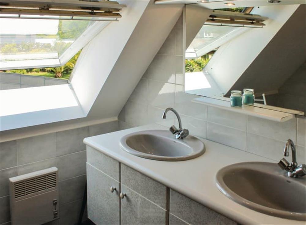 Bathroom at Hent Lestrizivit in Fouesnant, Finistère, France
