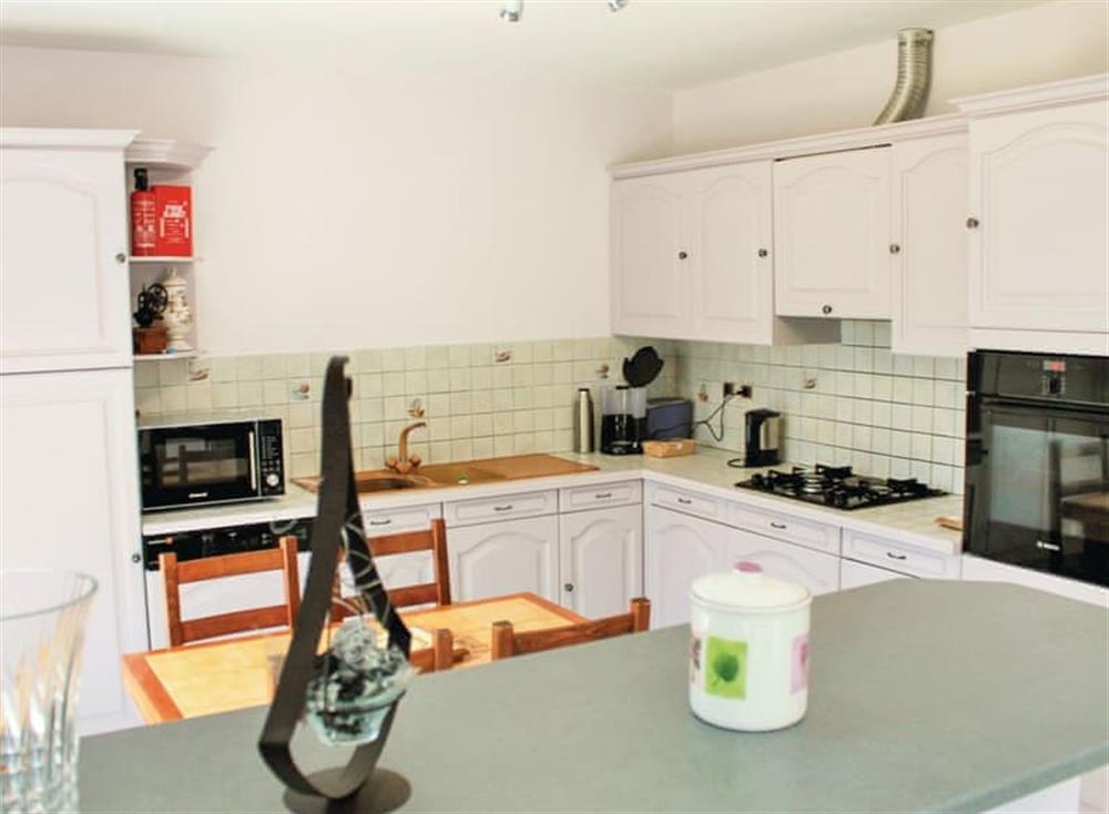 Kitchen (photo 3) at Hent Lestrizivit in Fouesnant, Finistère, France