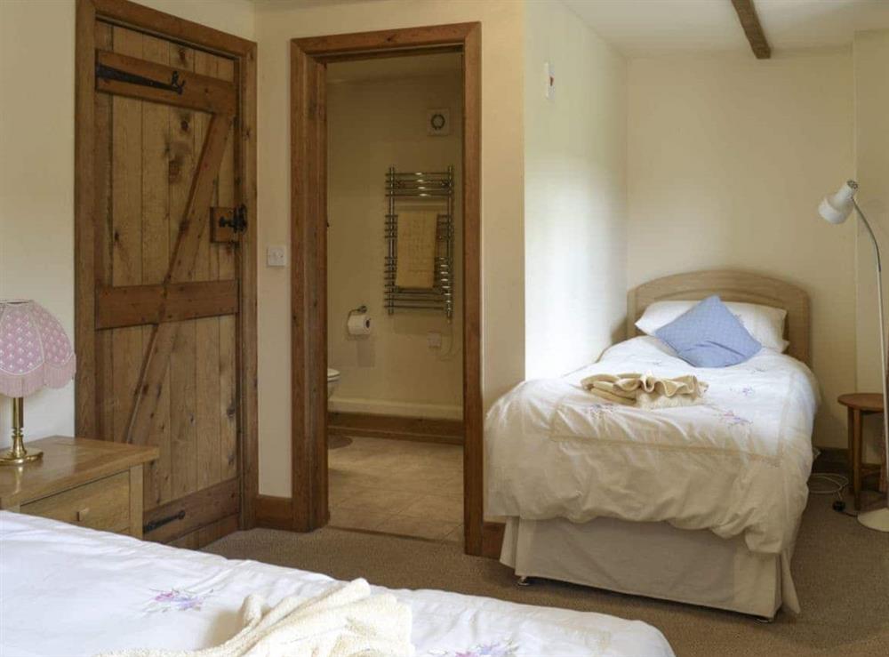 Light and airy twin bedroom with en-suite at Henwood in East Meon, Petersfield, Hants., Hampshire