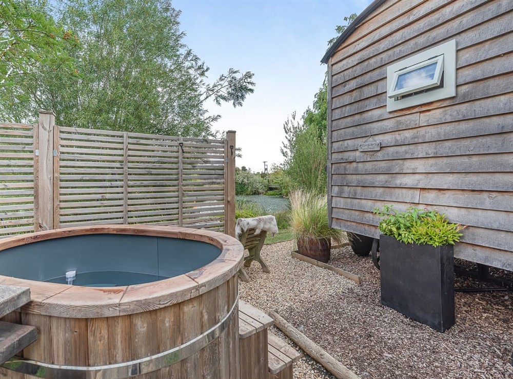 Hot tub at Herbies Shepherd Hut in Nottingham, Leicestershire