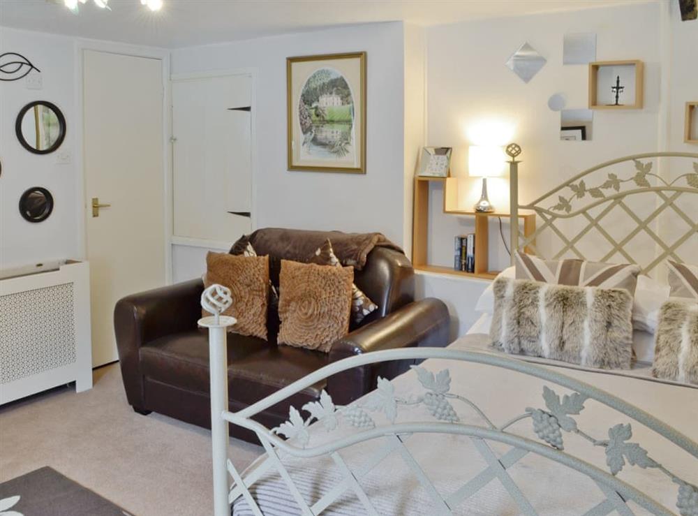 Open plan living room and double bedroom at Heron in Liskeard, Cornwall