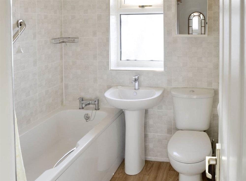 Family bathroom with shower over bath at Heron’s Quay in Wroxham, Norfolk