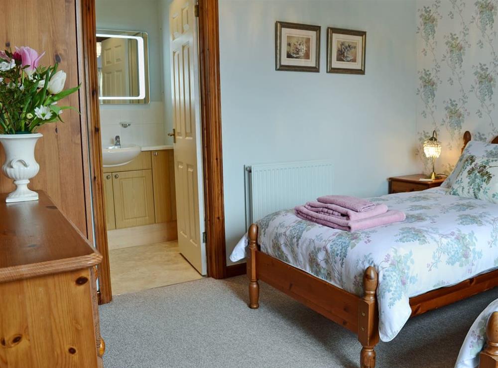 Charming twin bedroom with en-suite shower room (photo 3) at The Linhay, 