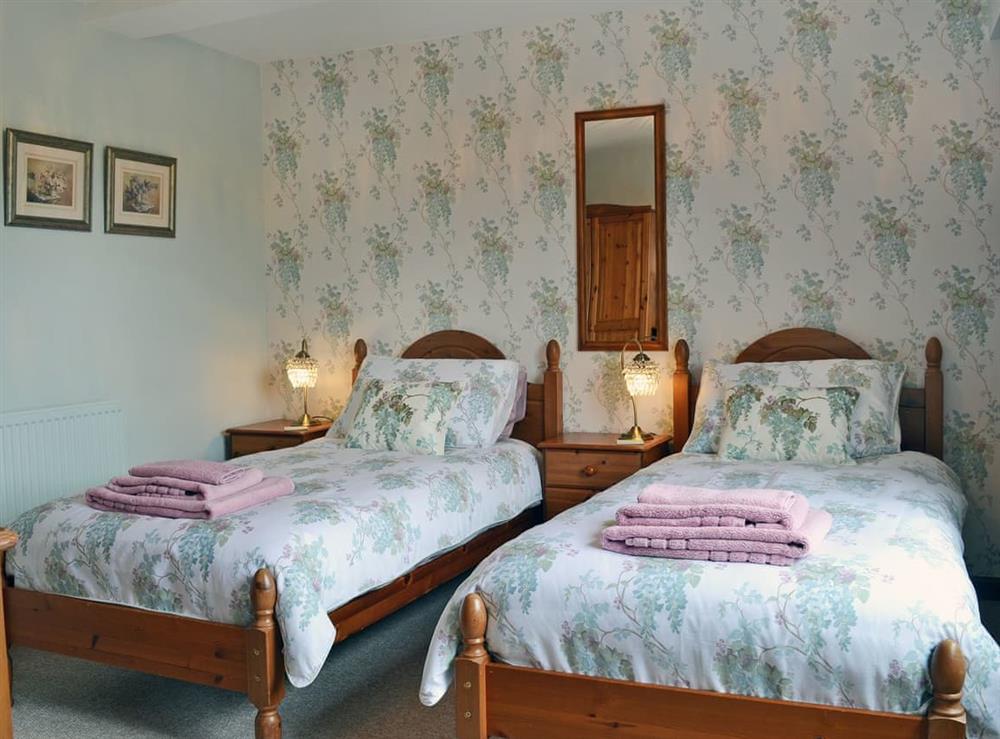 Charming twin bedroom with en-suite shower room at The Linhay, 