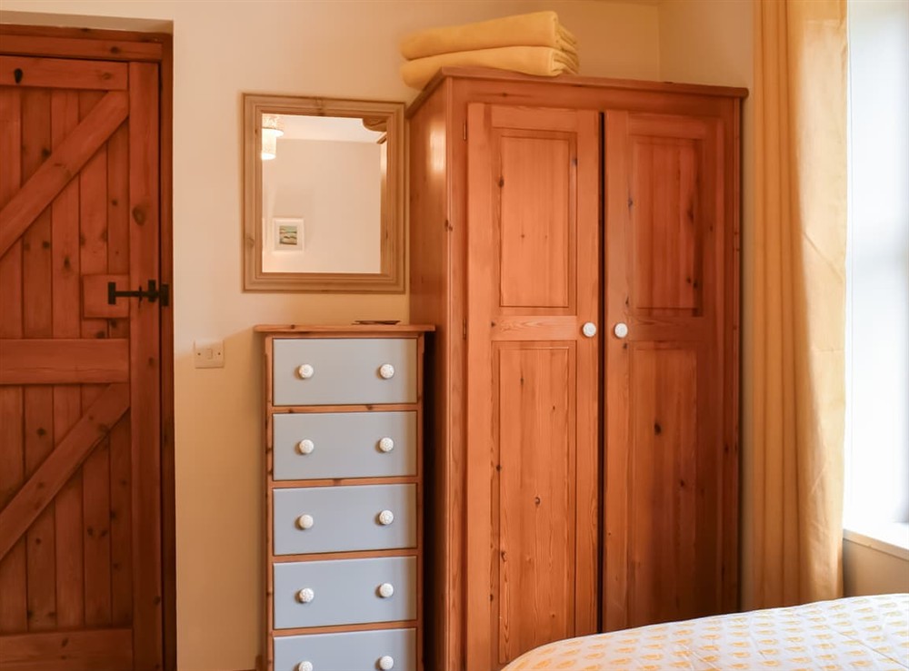 Twin bedroom (photo 5) at Hey Ho Cottage in Whitby, North Yorkshire