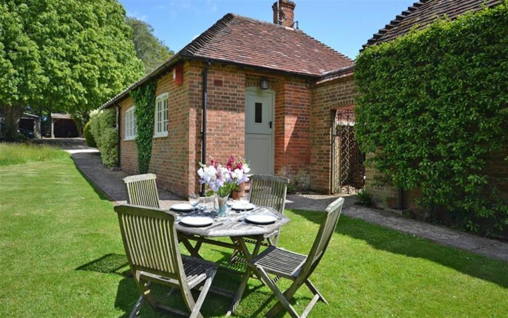 Al Fresco dining at Heywood Cottage in Boldre